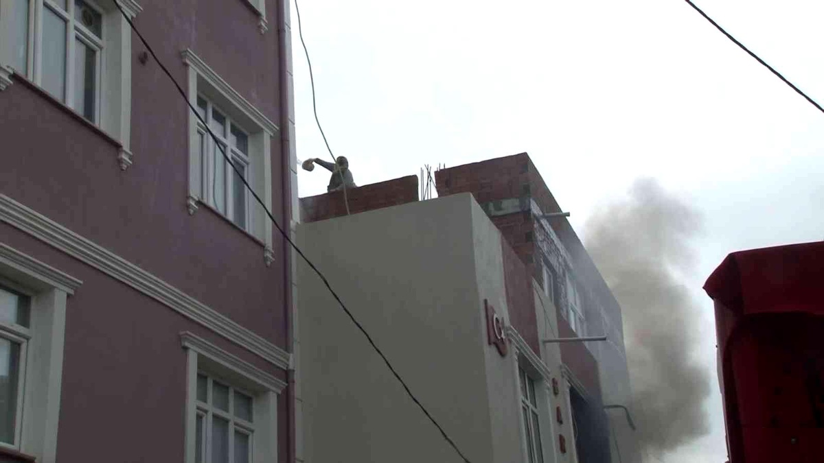 Komşusunun dairesi yandı, yan binadan kova ile su atarak söndürmeye çalıştı