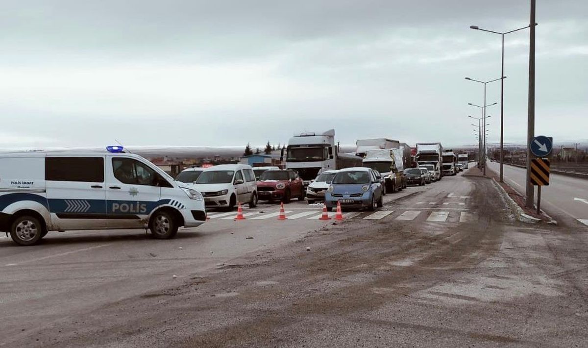 Konya\'yı çevre illere bağlayan kara yollarından bazılarında araçların geçişine izin verilmiyor