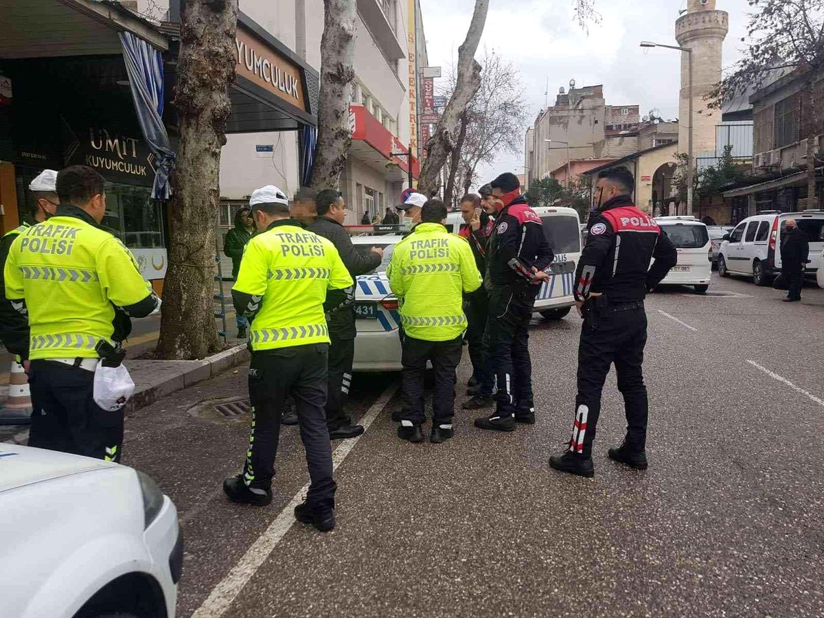 Kucağındaki çocukla araç kullanan sürücüye ceza