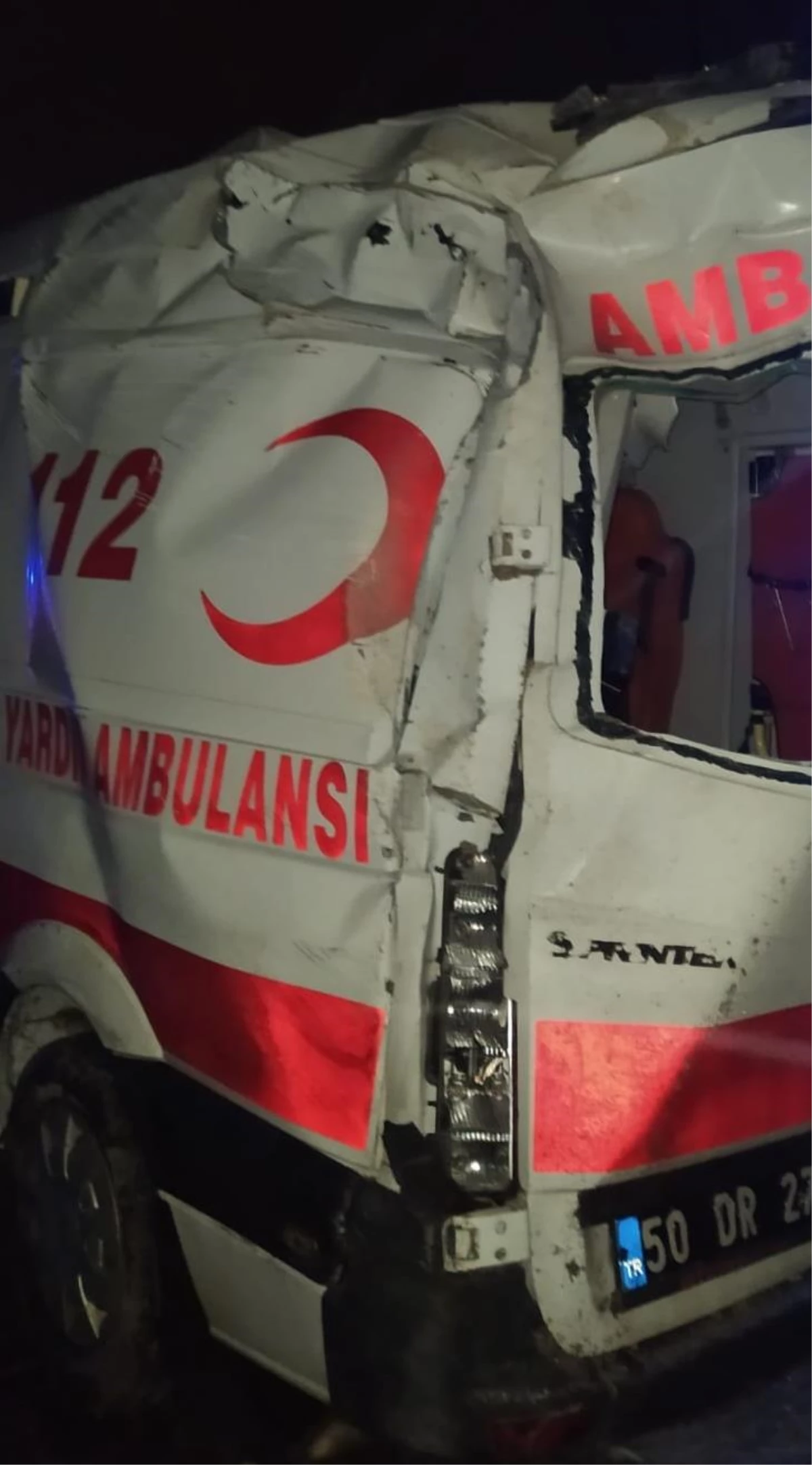 Son dakika! Nevşehir\'de hasta taşıyan ambulans devrildi