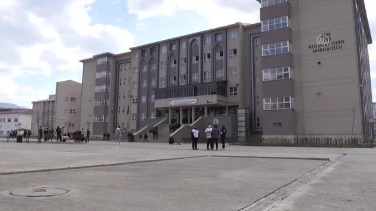Öğrenciler atık 'su tesisatı malzemeleri'ni aksesuara dönüştürüyor