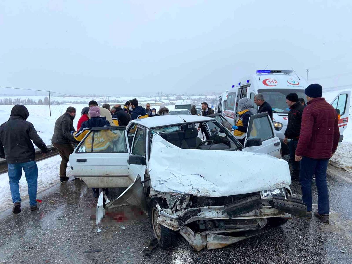 Otomobil panelvan araçla çarpıştı: 1\'i ağır 3 yaralı