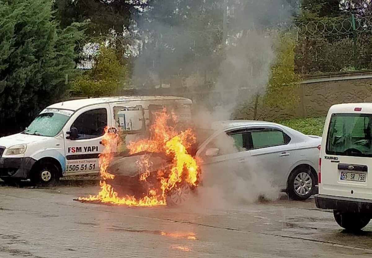 Samsun\'da otomobilin park halindeyken alev alması güvenlik kamerasında