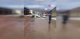 Şiddetli fırtına çatıları uçurdu