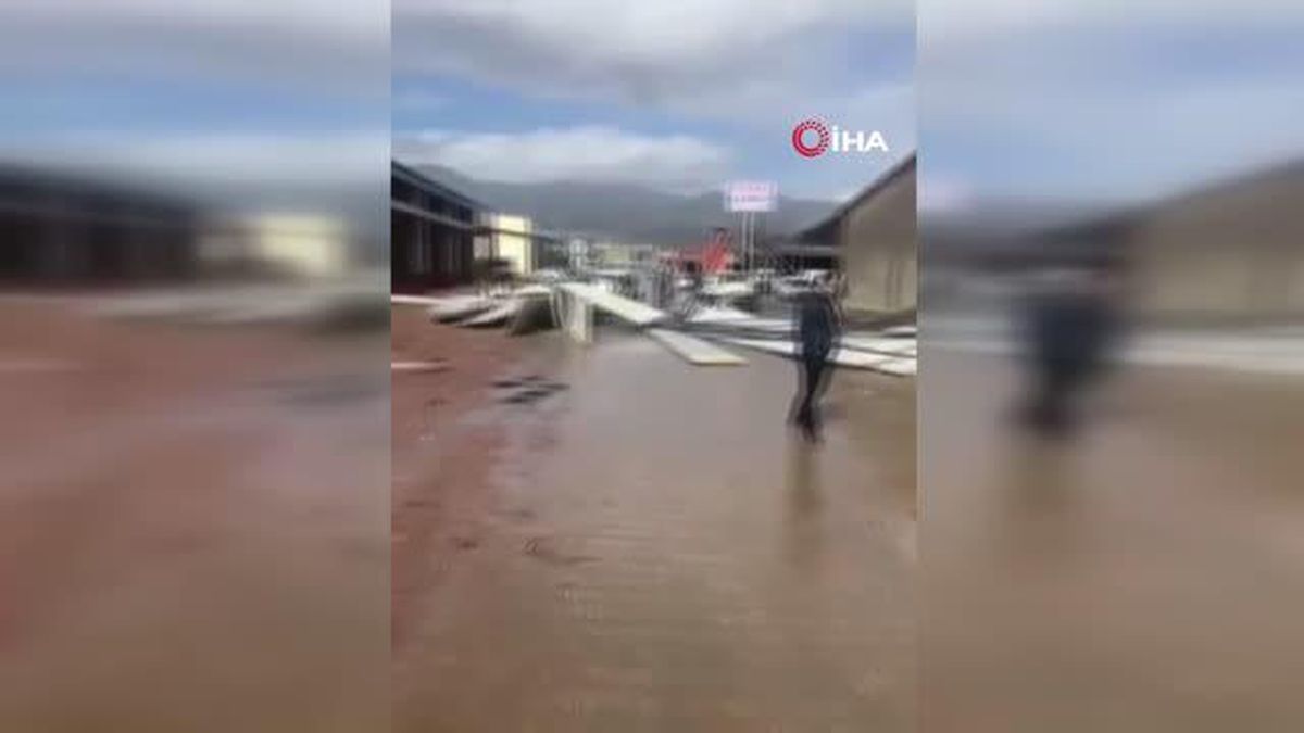 Şiddetli fırtına çatıları uçurdu