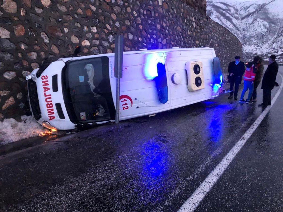 Tatvan\'da ambulans devrildi: 2 yaralı