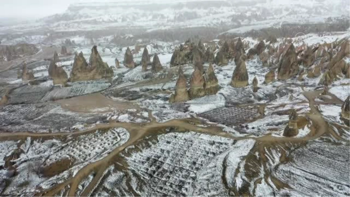 Turistler beyaza bürünen Kapadokya\'da karın keyfini çıkardı