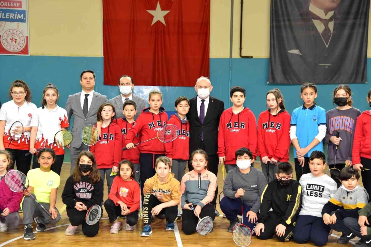 Vali Karadeniz milli sporcularla badminton oynadı