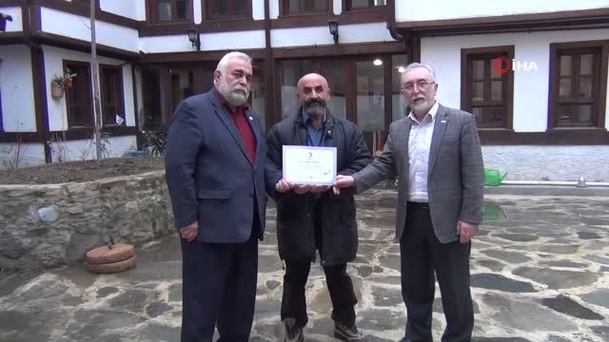 31 yılda 90 kez kan bağışı yapan doktora teşekkür belgesi
