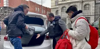 AA ekibi, Kiev'de yurtta mahsur kalan Türk öğrenciyi büyükelçiliğe ulaştırdı