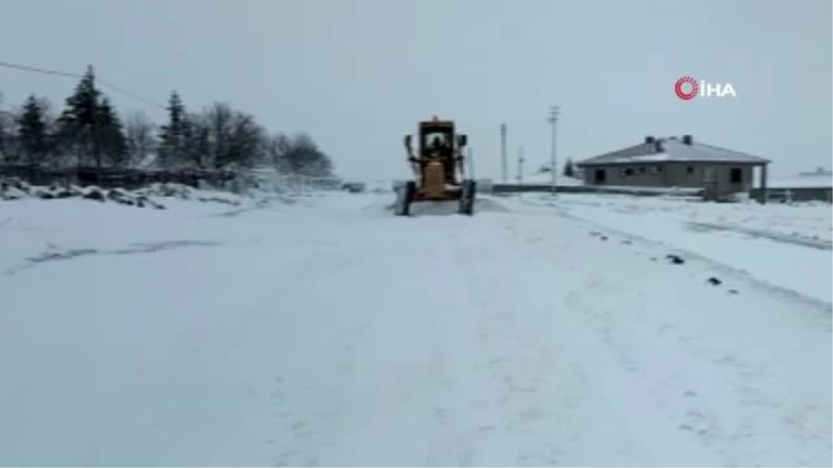 Afyonkarahisar\'da birçok köy yolu kar yağışı nedeniyle ulaşma kapandı