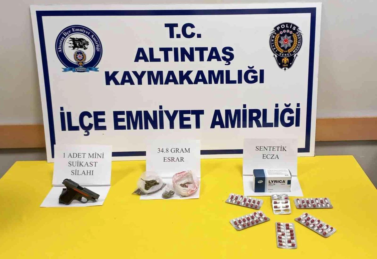 Altıntaş\'taki operasyonda mini suikast silahı ve uyuşturucu ele geçirildi