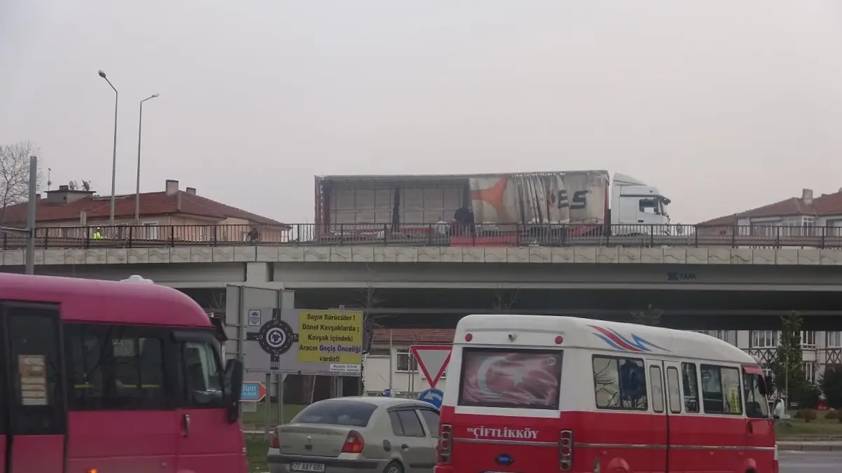 Bariyere çarpan tırdaki külçe kurşun yola saçıldı