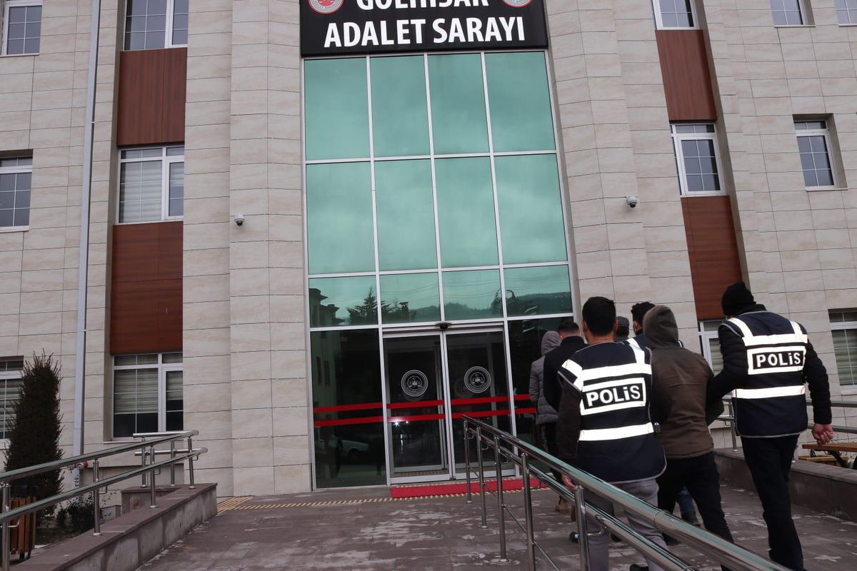 Burdur\'da evden altın ve para çalan 3 zanlı tutuklandı