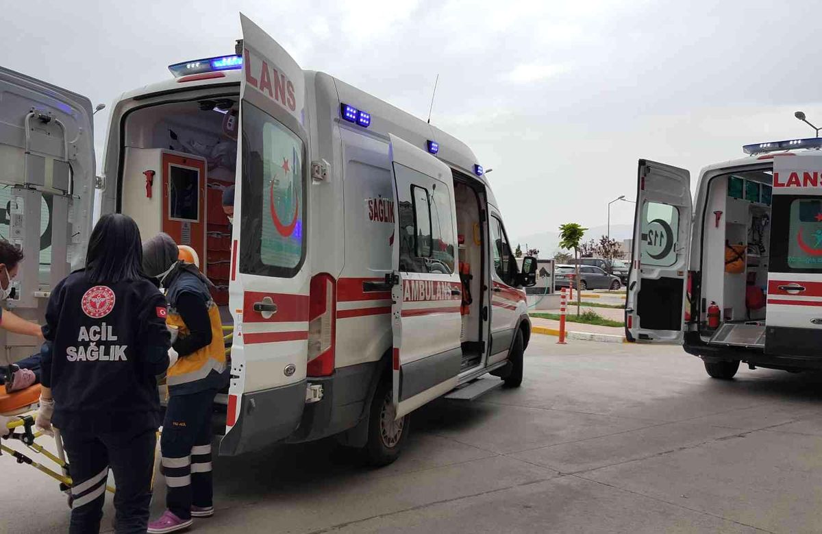 Çayırlı\'da minibüs devrildi: 8 yaralı