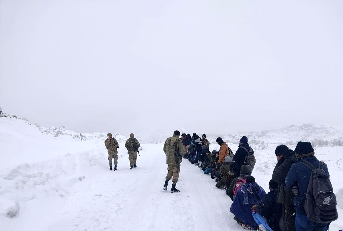 'Dur' ihtarına uymayan minibüslerde 125 göçmen yakalandı