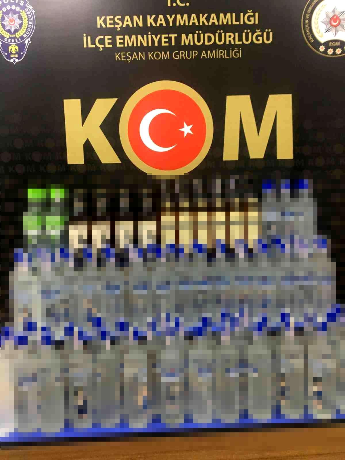 Edirne\'de iki araçta 100 şişe kaçak içki ele geçirildi