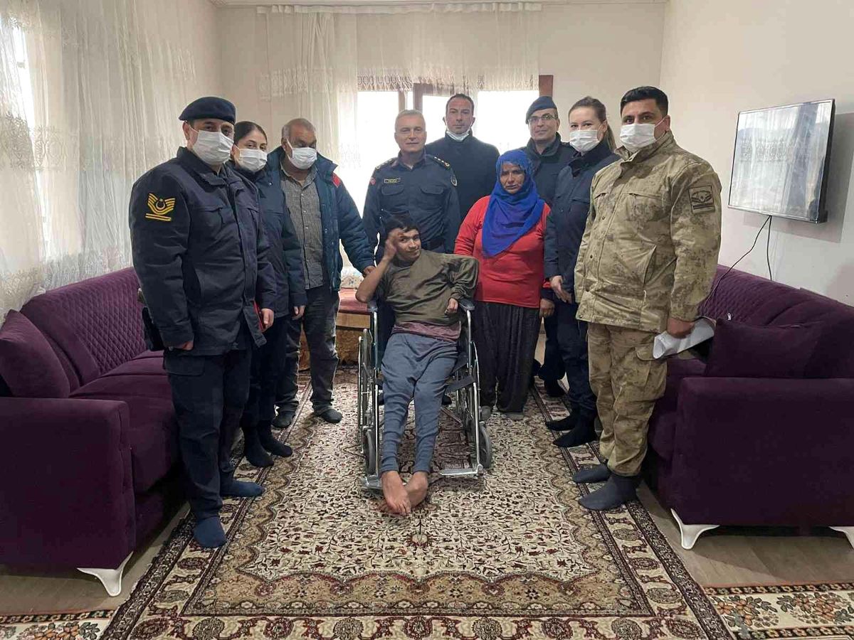 Son dakika: Elazığ'da jandarmadan engelli gence tekerlekli sandalye