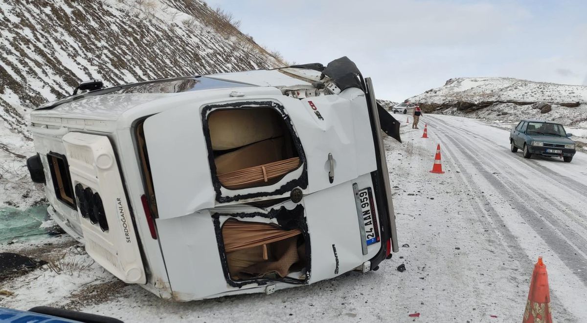 Erzincan\'da devrilen minibüsteki 8 kişi yaralandı