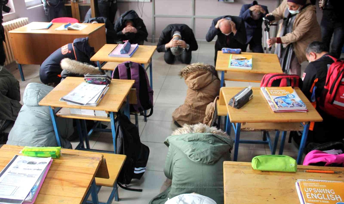 Erzincan\'da ziller teneffüs için değil \'deprem\' alarmı için çaldı