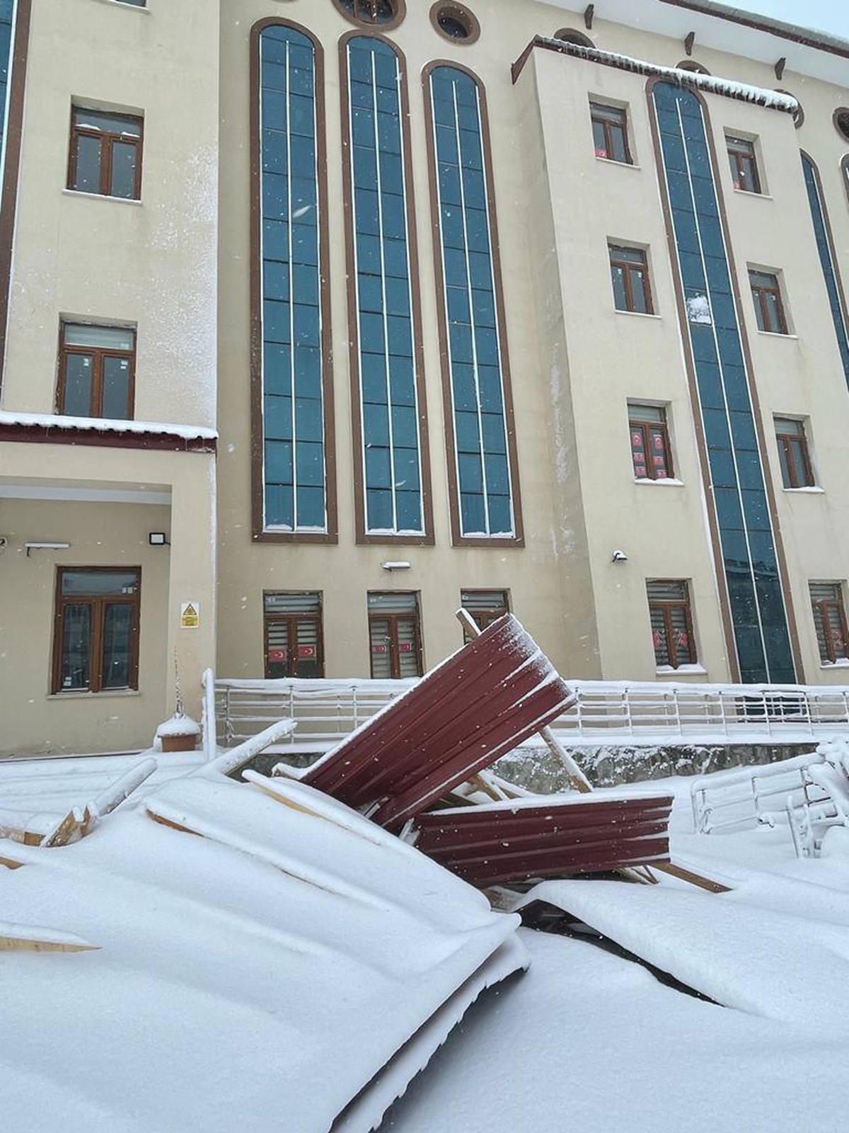 Erzurum\'da fırtınada çatısı uçan okulda eğitime ara verildi