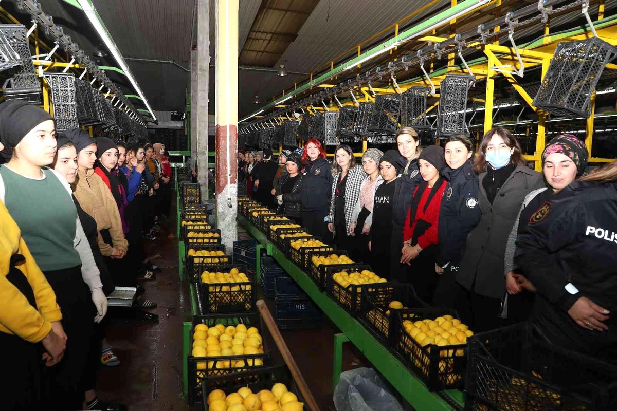 Kadın polisler halde çalışan kadınlara KADES\'i anlattı
