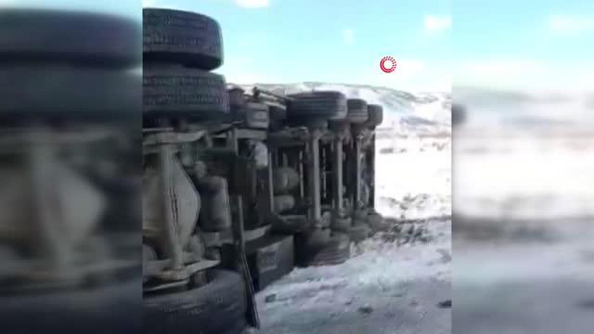 Karlı yolda kontrolden çıkan tırın devrildi: 2 yaralı