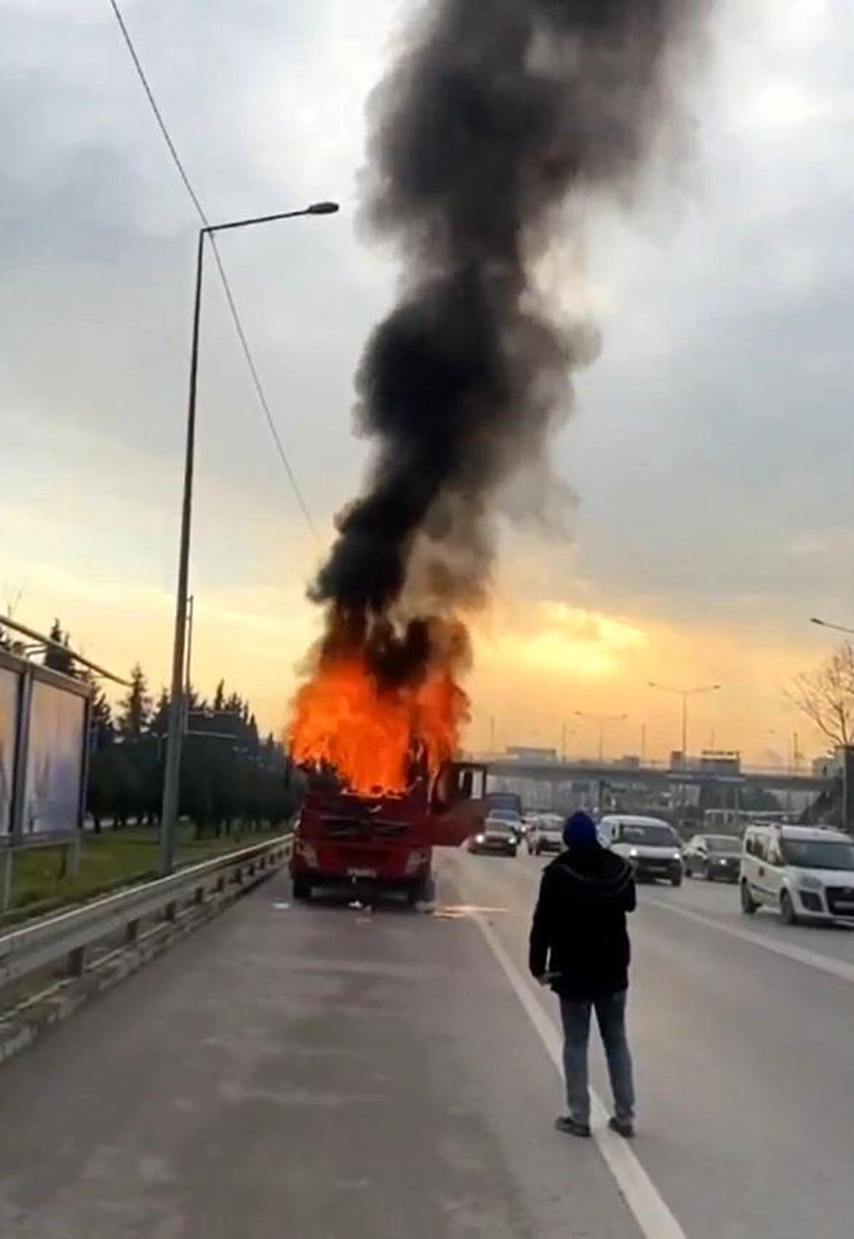 Kocaeli'de kamyon alev alev yandı
