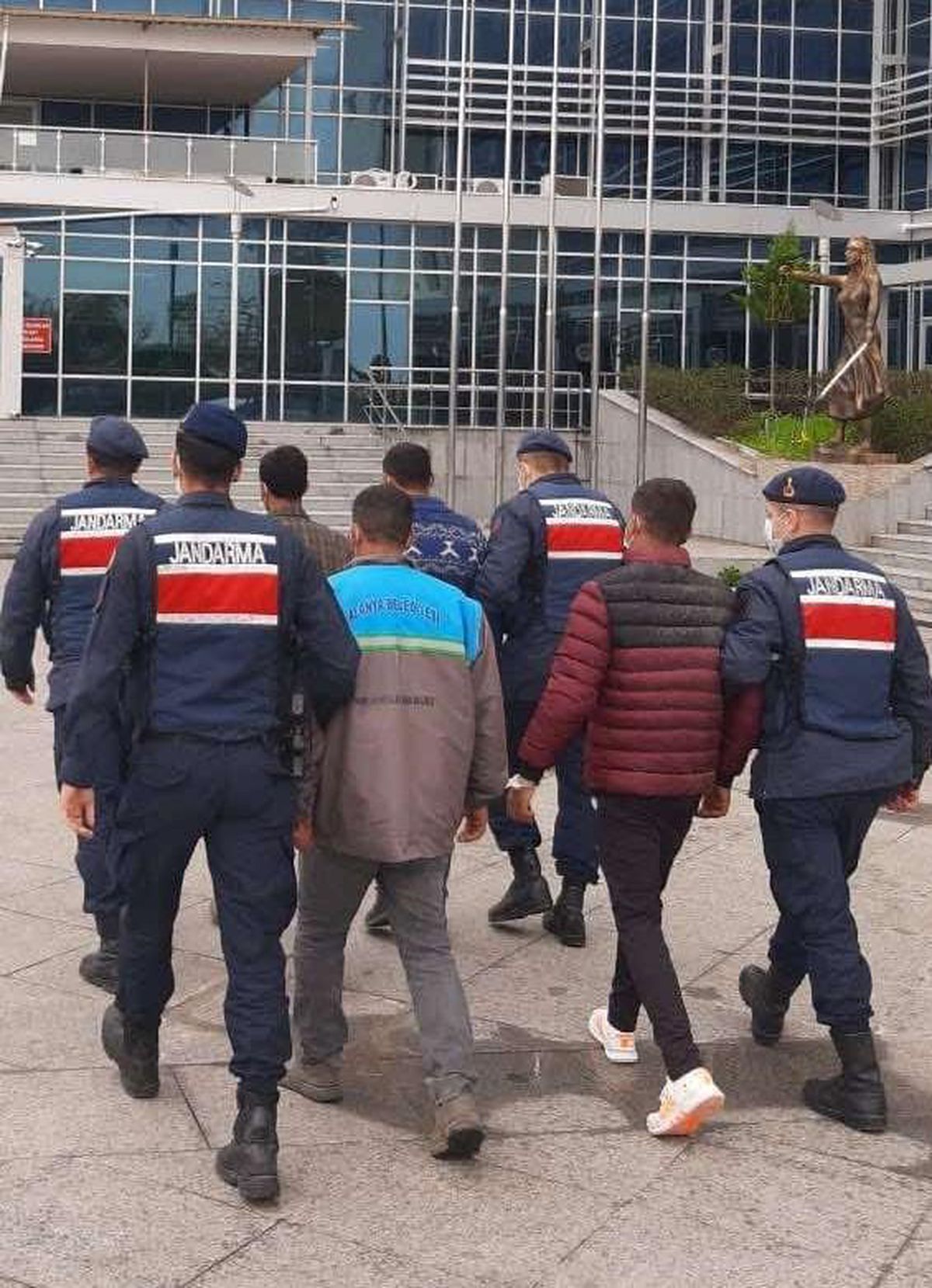 Mersin\'de bahçelerden hırsızlık iddiasına 4 tutuklama