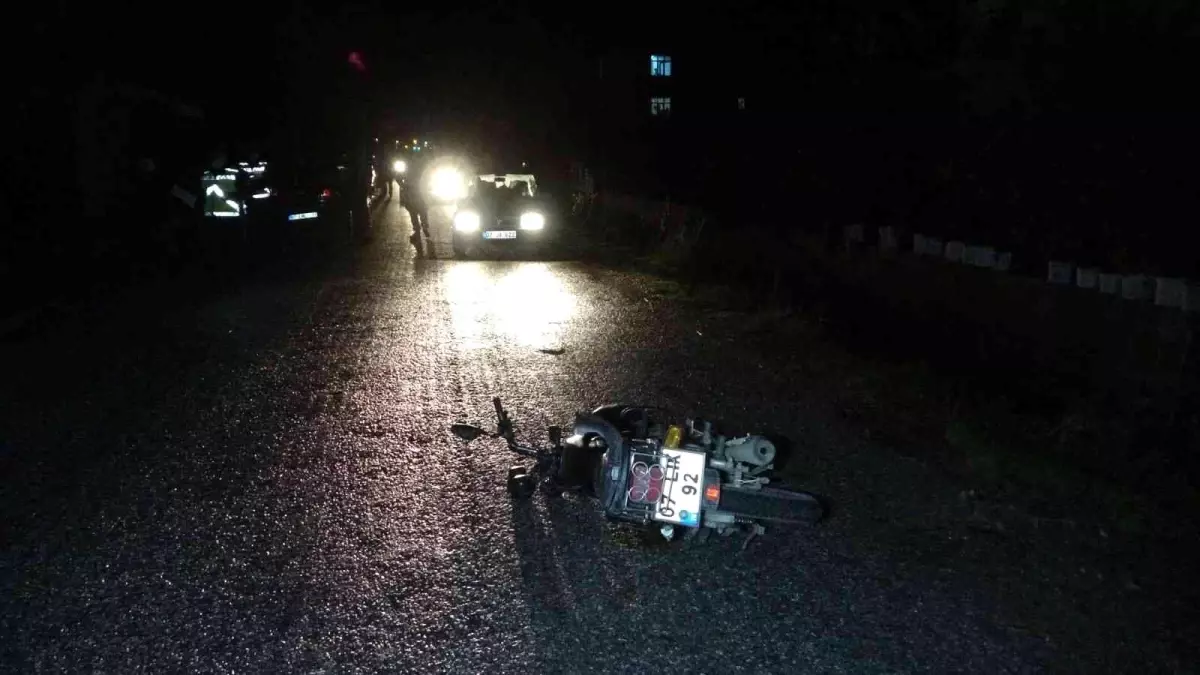 Motosiklet sürücüsü kask sayesinde hayata tutundu