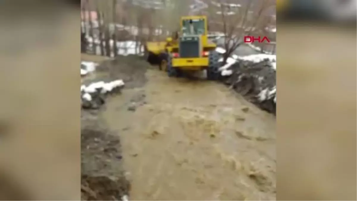 MUTKİ\'DE SAĞANAK YAĞIŞ HASARA NEDEN OLDU