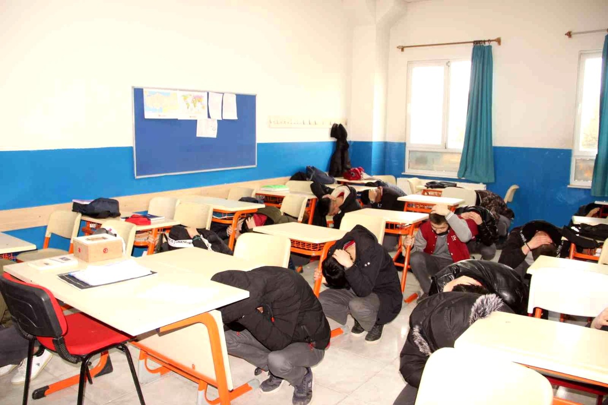 Okul zili yerine, alarm zilleri çaldı