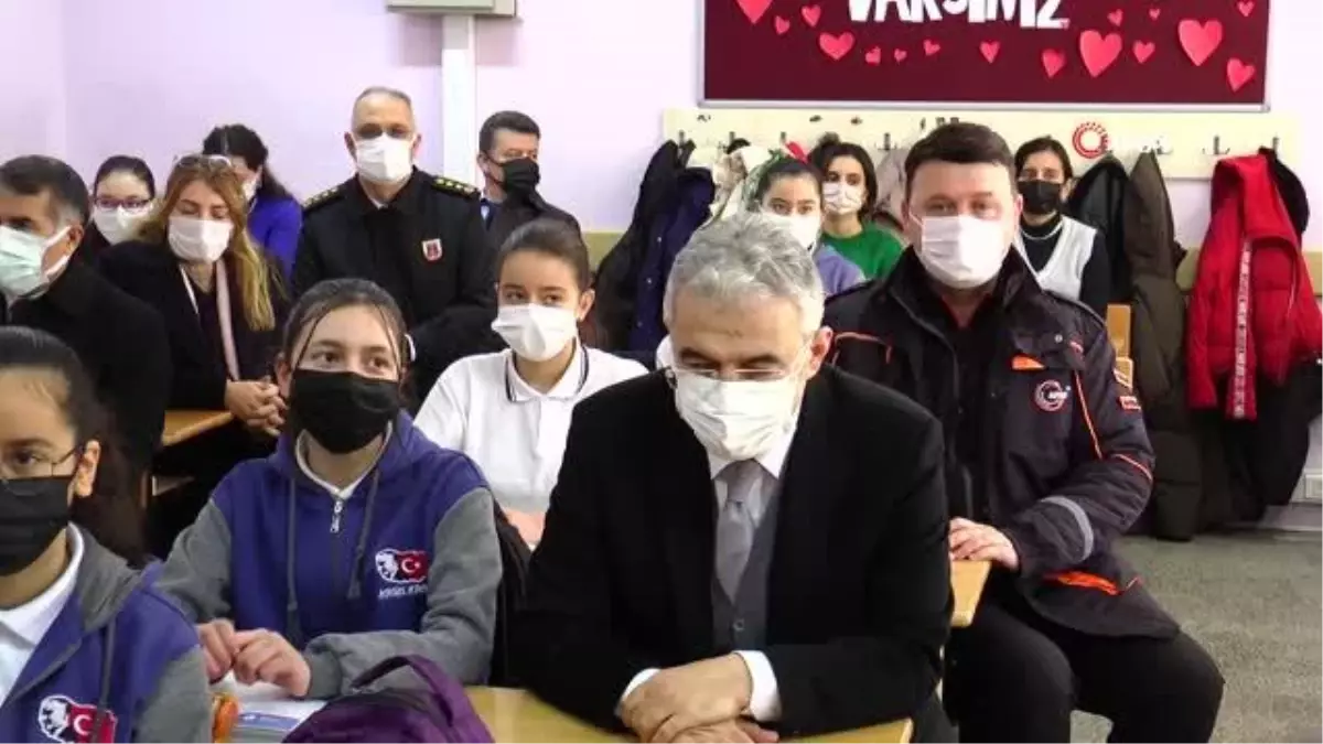 Okul zili yerine siren sesleri çaldı... Eskişehir\'deki okullarda de deprem tatbikatı yapıldı