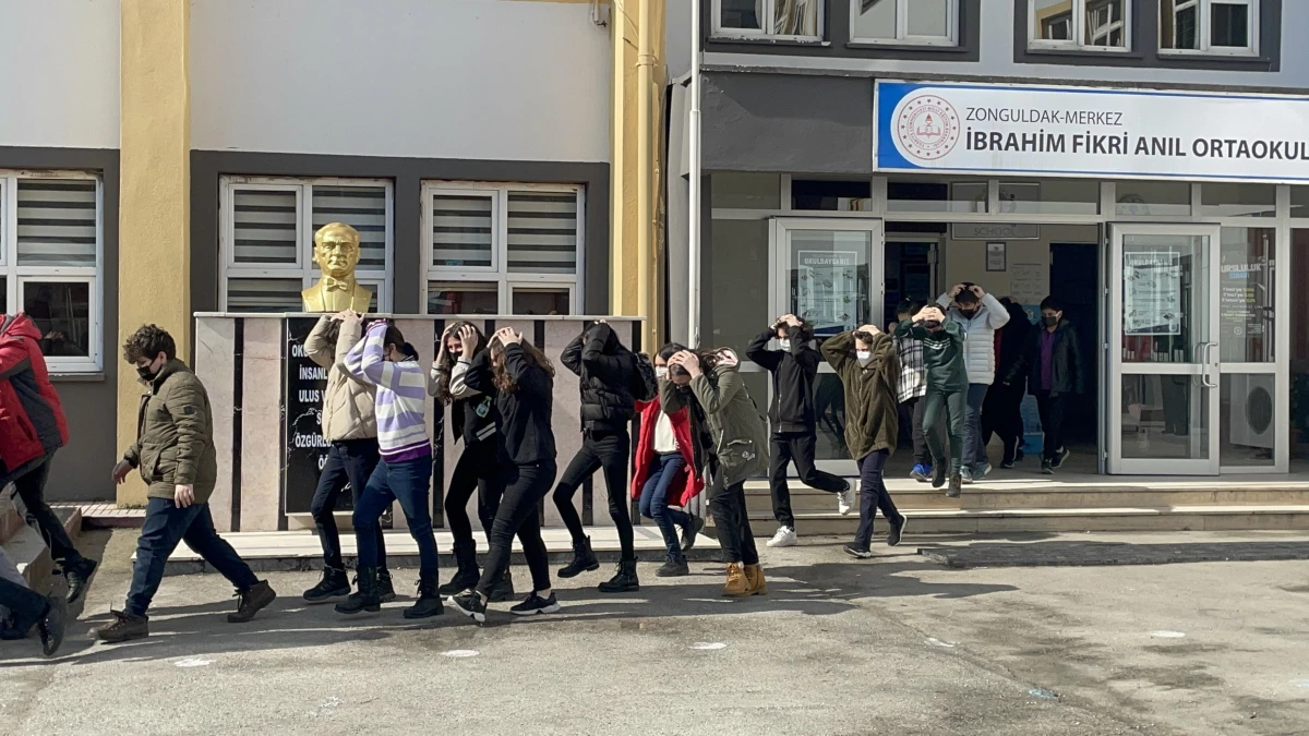 Karabük\'teki okullarda "Deprem Anı ve Tahliye Tatbikatı" yapıldı