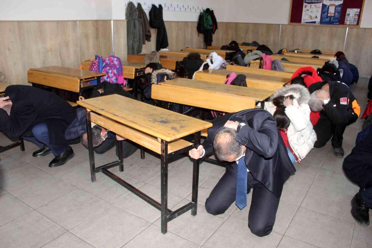 Ortaokulda deprem tatbikatı yapıldı