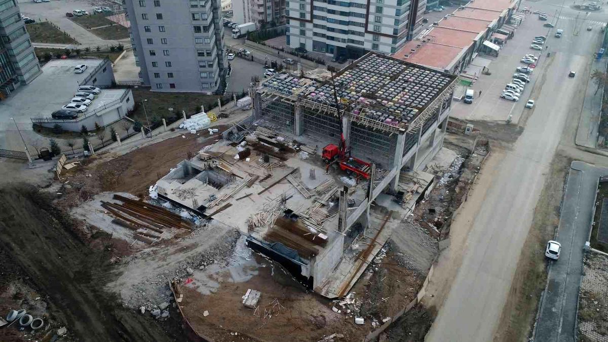 Pursaklar\'da Ticaret Merkezi ve Modern Kapalı Pazar Alanı yükseliyor