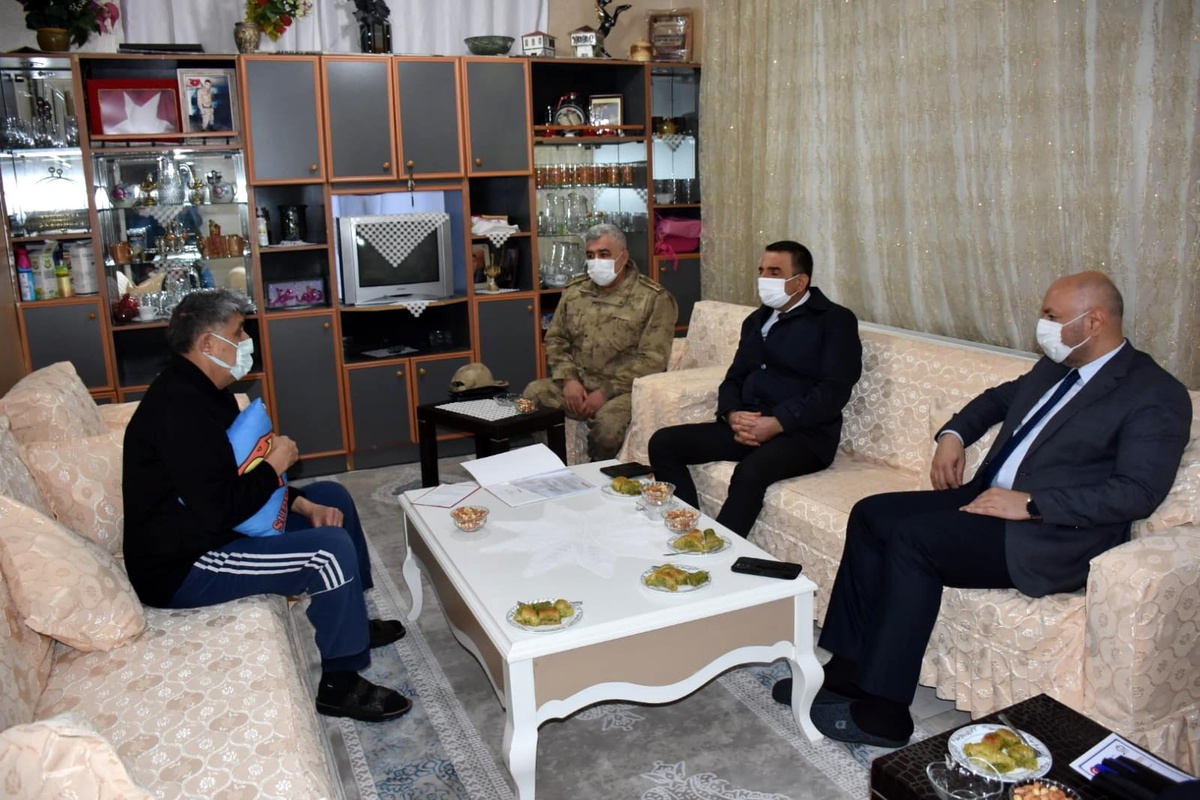 Siirt Valisi Hacıbektaşoğlu\'ndan ameliyat olan şehit babasına ziyaret