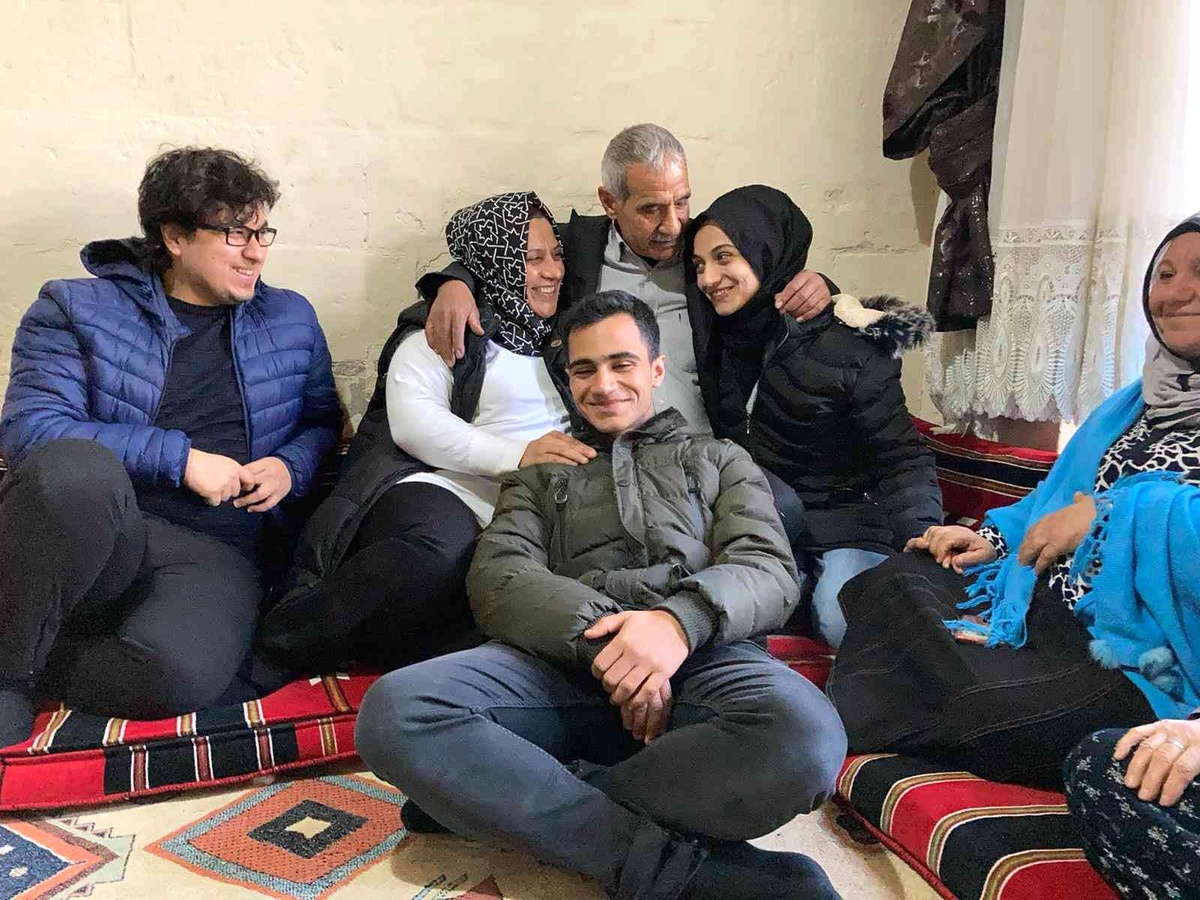 Ukrayna\'da okuyan Şanlıurfalı kız ailesine kavuştu