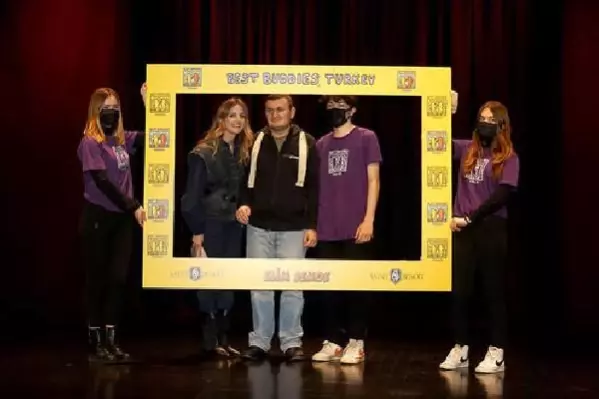 Ünlü Oyuncu Bige Önal, Saint Benoit Lisesi Best Buddies Kulübü Eşleştirme Töreninde