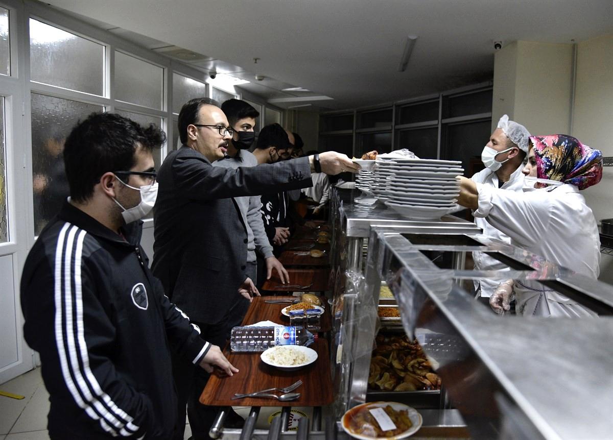 Vali Kızılkaya öğrencilerle birlikte sıraya girip yemek yedi