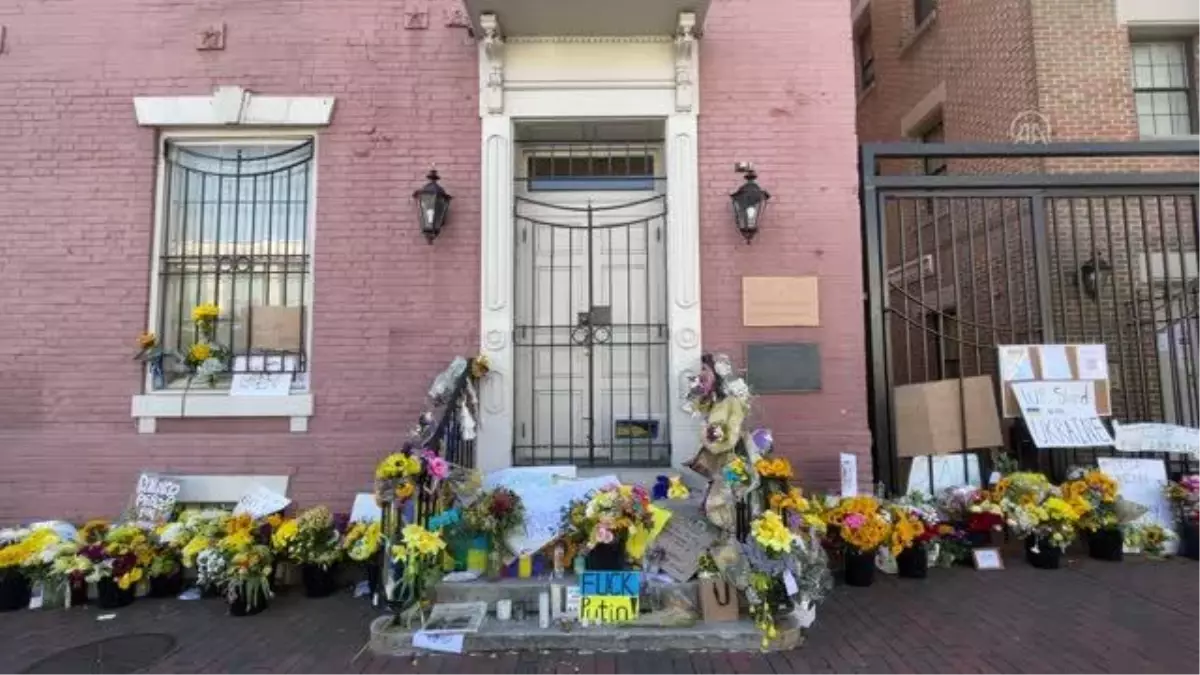 WASHİNGTON - Washington DC'deki Ukrayna Büyükelçiliği önüne çiçekler yerleştirildi