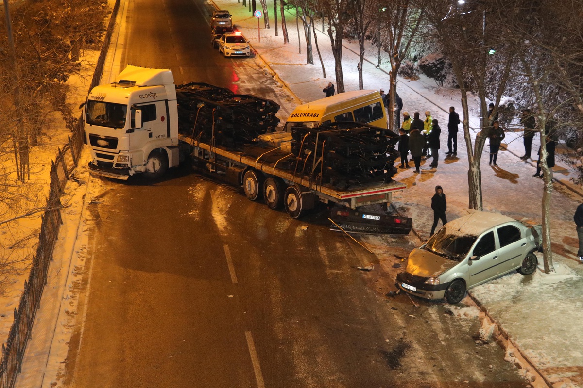 Yozgat\'ta zincirleme trafik kazasında 15 araç hasar gördü