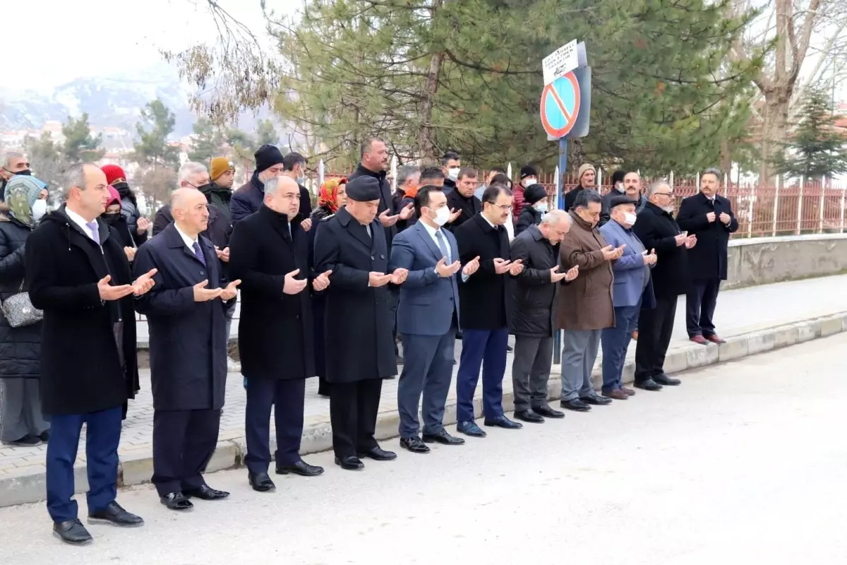 Son dakika! 1999 yılında Vali Ayhan Çevik\'e düzenlenen saldırıda şehit düşen vatandaşlar anıldı