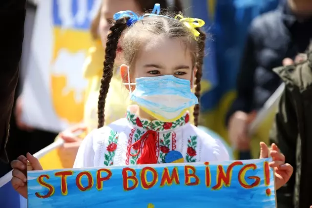 Adana'da yaşayan Ukraynalılar Rusya'nın saldırısını protesto etti - Son  Dakika