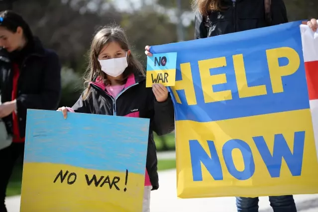Adana'da yaşayan Ukraynalılar Rusya'nın saldırısını protesto etti - Son  Dakika