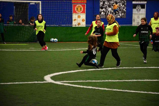 Anneler, futbolcu kızları için yeşil sahada ter döktü