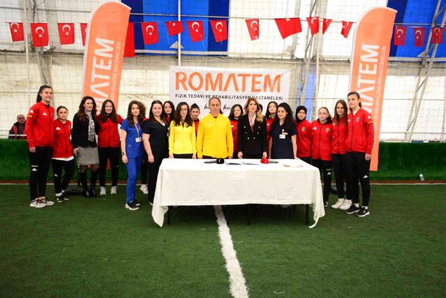 Anneler, futbolcu kızları için yeşil sahada ter döktü