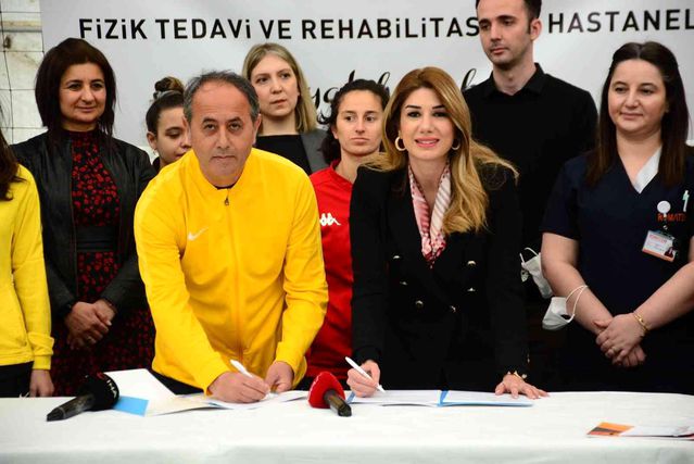 Anneler, futbolcu kızları için yeşil sahada ter döktü
