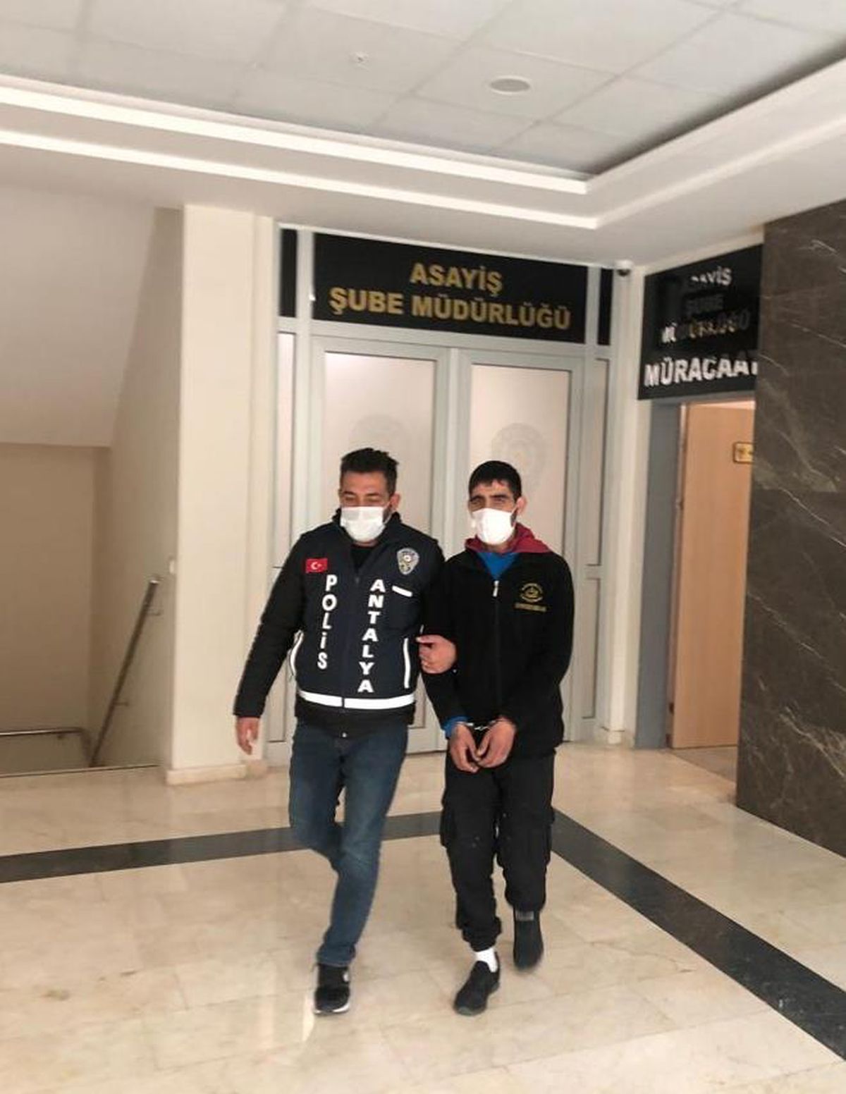 Antalya\'da çaldığı telefonu satmaya çalışırken yakalanan zanlı tutuklandı
