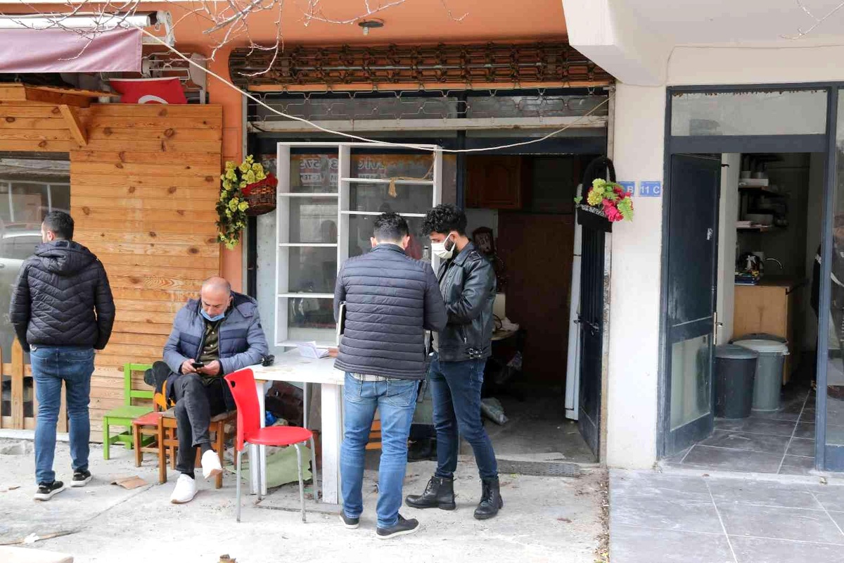 Antalya\'da komşularının haber alamadığı çaycı ölü bulundu